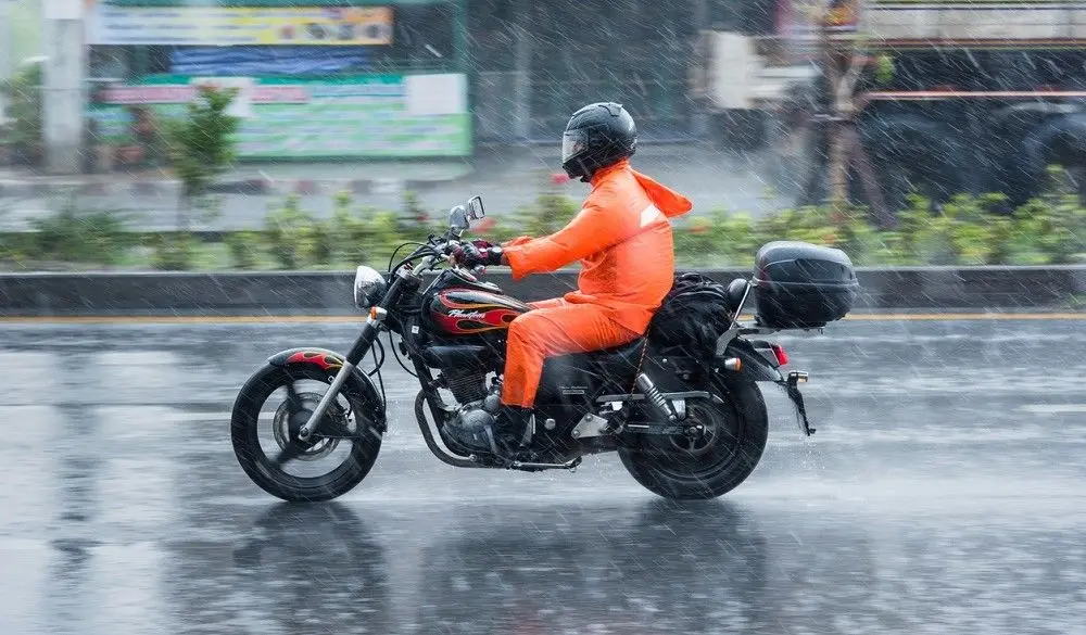 conducir moto con lluvia - Cómo evitar las gotas de lluvia al conducir moto