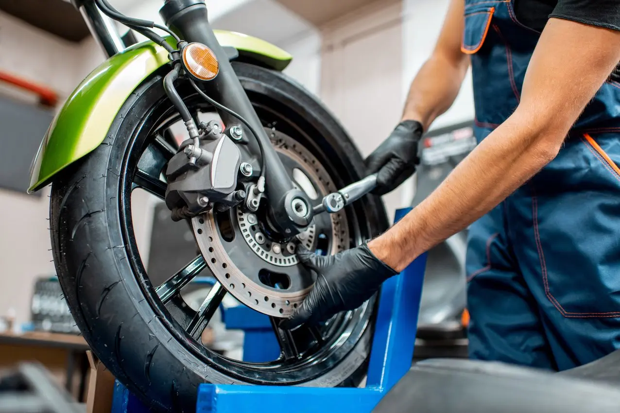 montaje neumatico moto - Cómo saber cuándo cambiar las ruedas de la moto