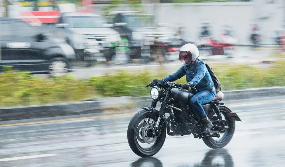 conducir moto con lluvia - Cuándo se conduce la motocicleta bajo la lluvia se debe