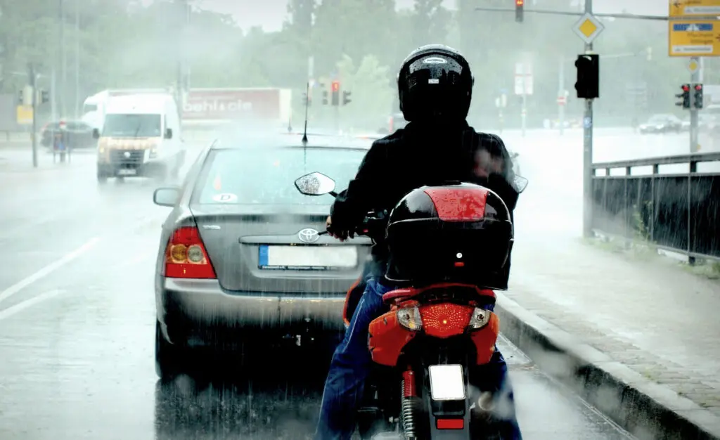 conducir moto con lluvia - Qué hacer si vas en moto y llueve